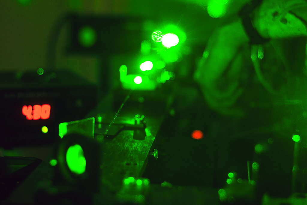 Scientist demonstrates microparticle laser in quantum physics lab